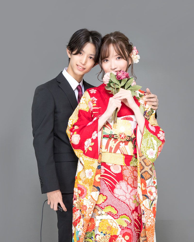成人の日にパダンパダンフォトスジオ浜松で撮影したスーツと着物を着たカップルのセルフ写真